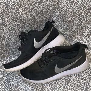 Nike roshes - size 7